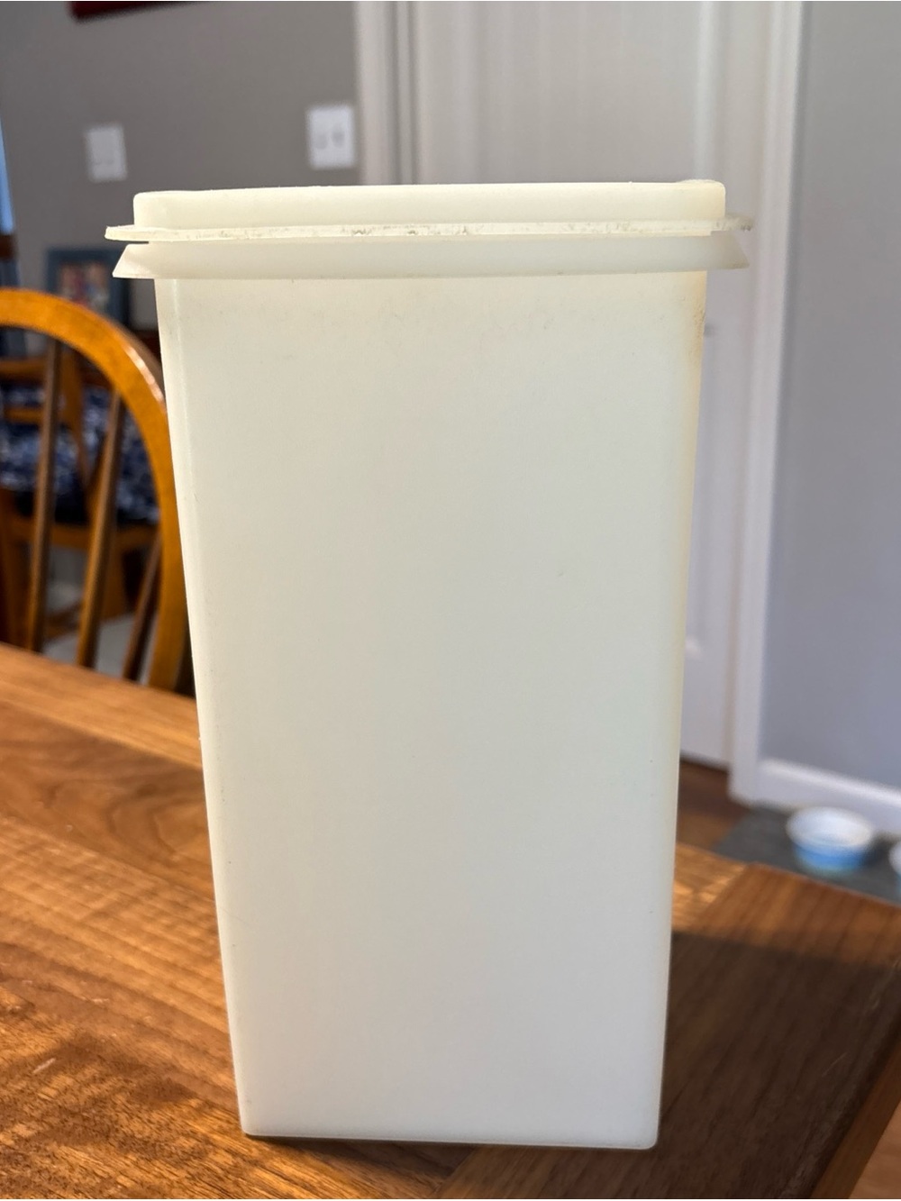 Vintage TUPPERWARE #1314 Saltine Cracker Keeper Saver Container White USA